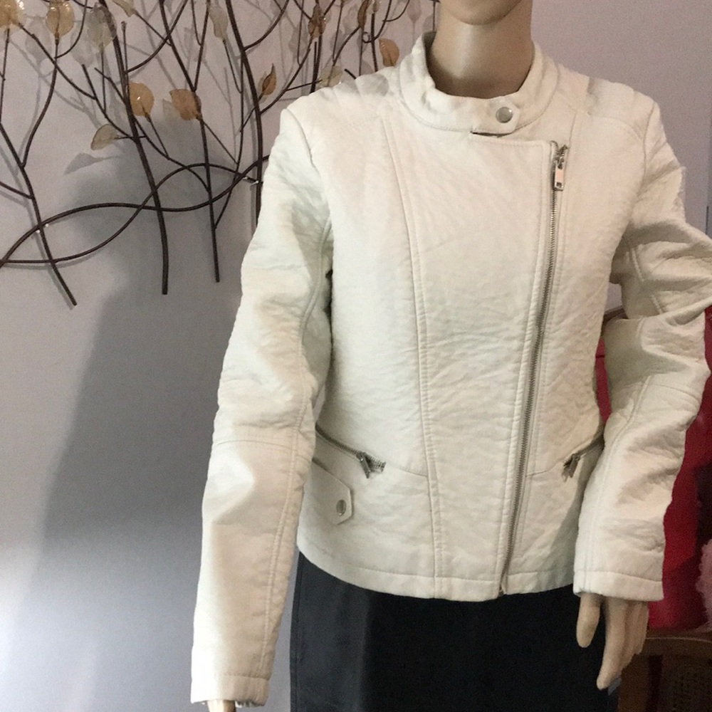 CHAROLOTTE RUSSE COLLARLESS JACKET